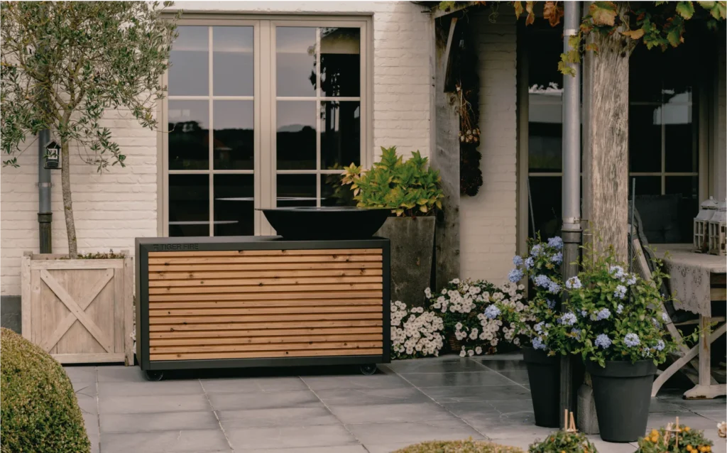 Redefine your BBQ moments with our high-quality, artisanal planchas, designed to bring out the best in your outdoor cooking. PLANCHA | Classic | Kamado Table