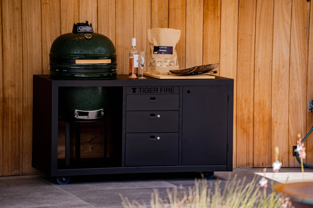 Kamado barbecue, designed for superior outdoor cooking. GRILL | barbecue GRIDDLE