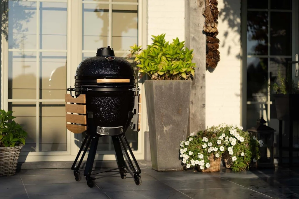 Kamado BBQ grill, perfect for gourmet outdoor cooking. Buy a BBQ | Acheter BBQ.